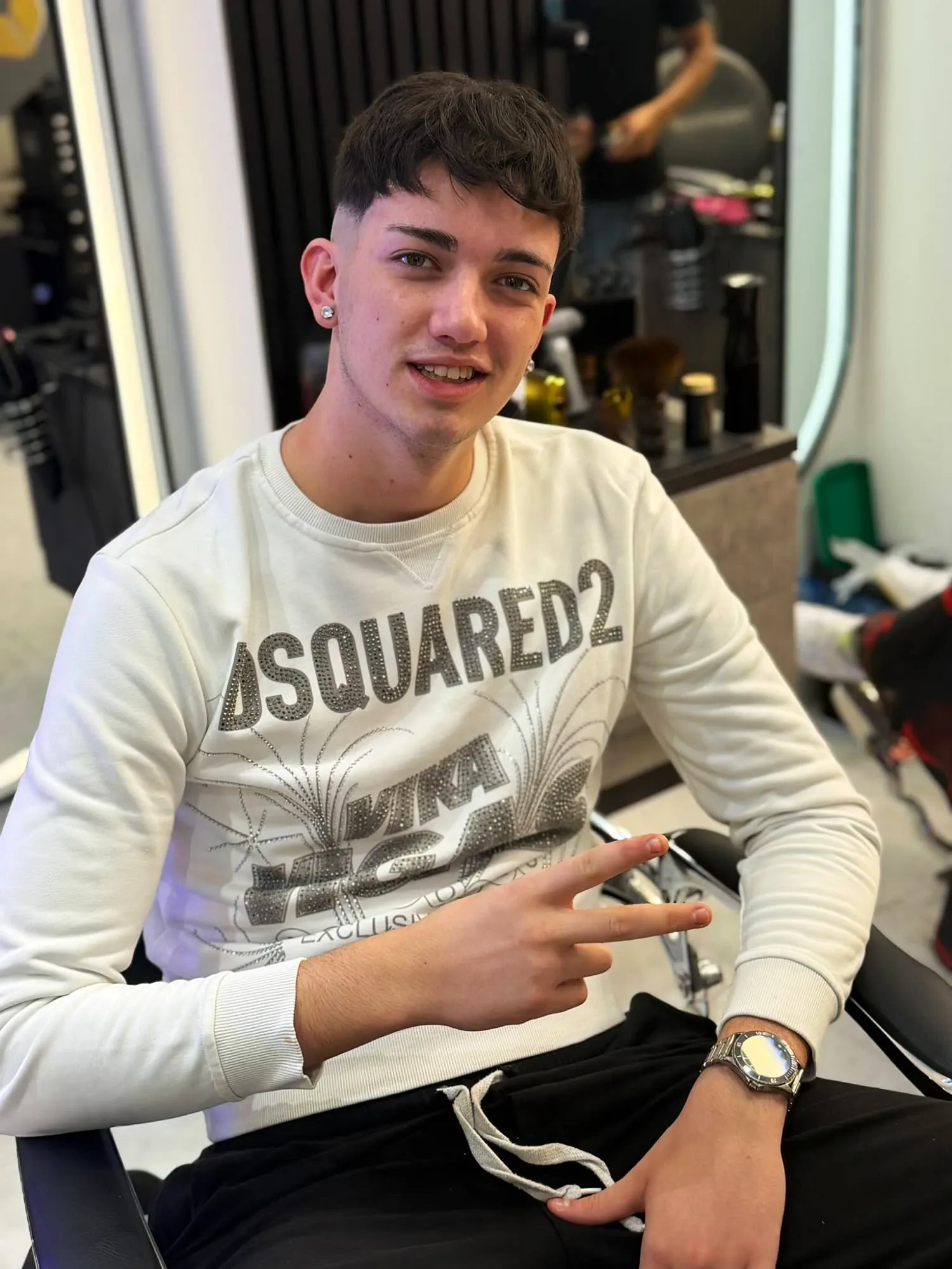 Crop corto con mid fade ai lati, parrucchiere uomo MOMOBARBER a Seregno