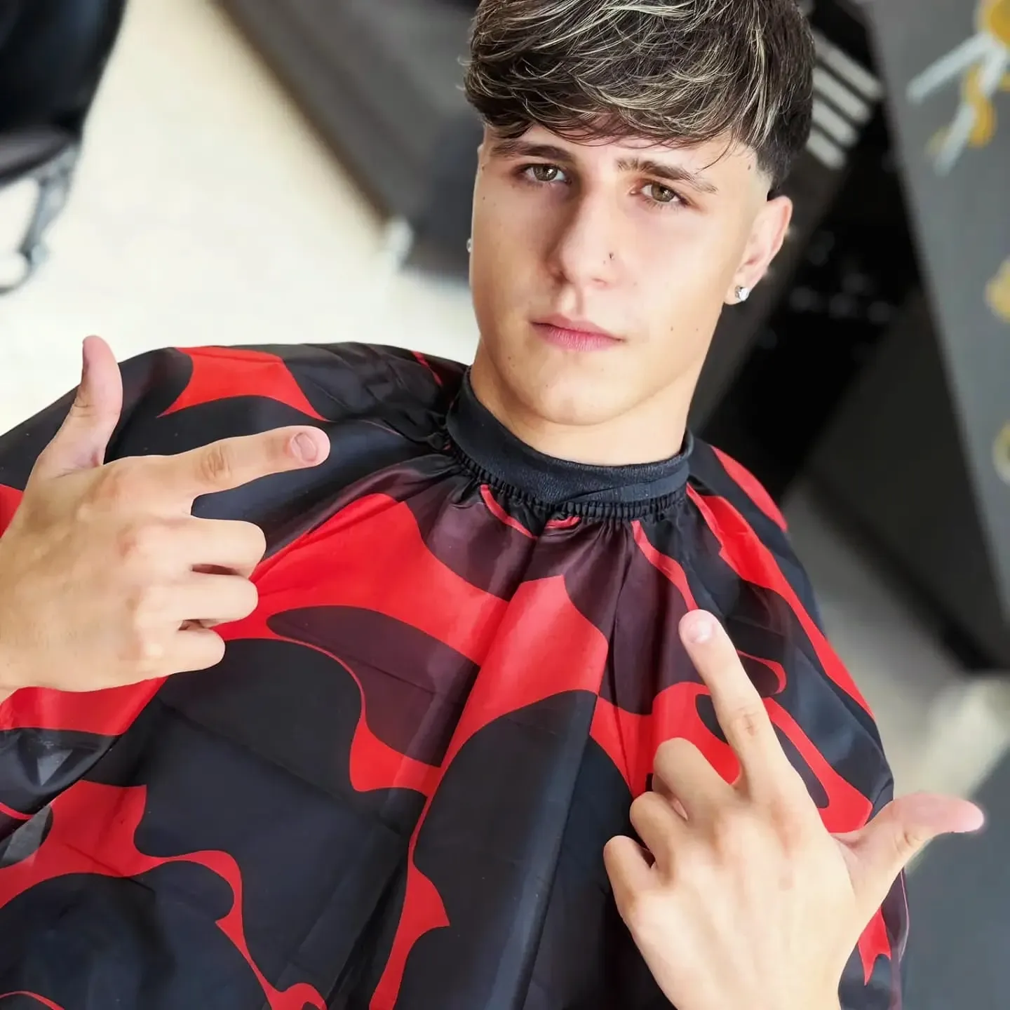 Frangia con colpi di sole e sfumatura bassa, taglio uomo da MOMOBARBER a Seregno