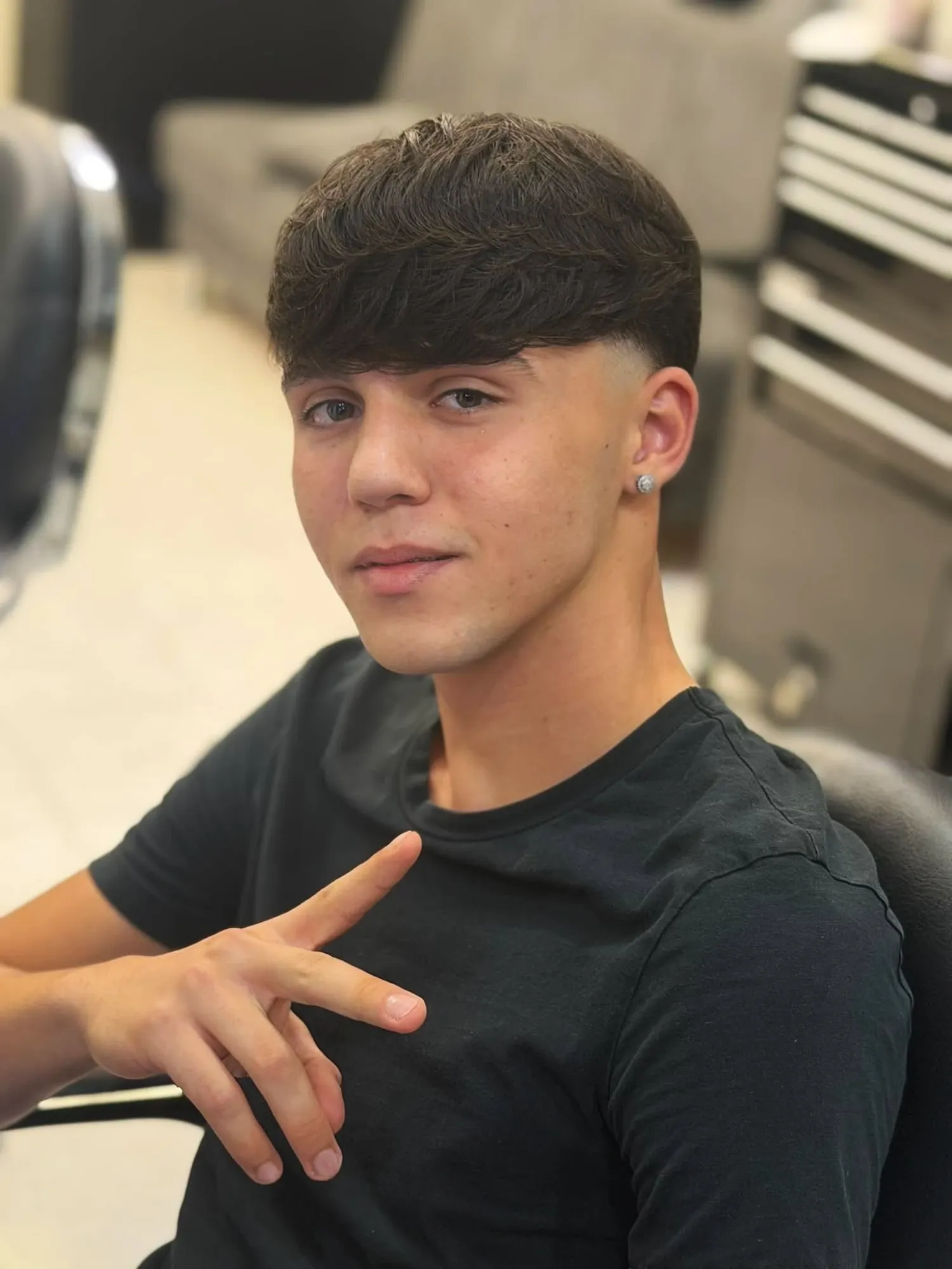 Frangia piena con low fade alle tempie, taglio uomo a Seregno da MOMOBARBER