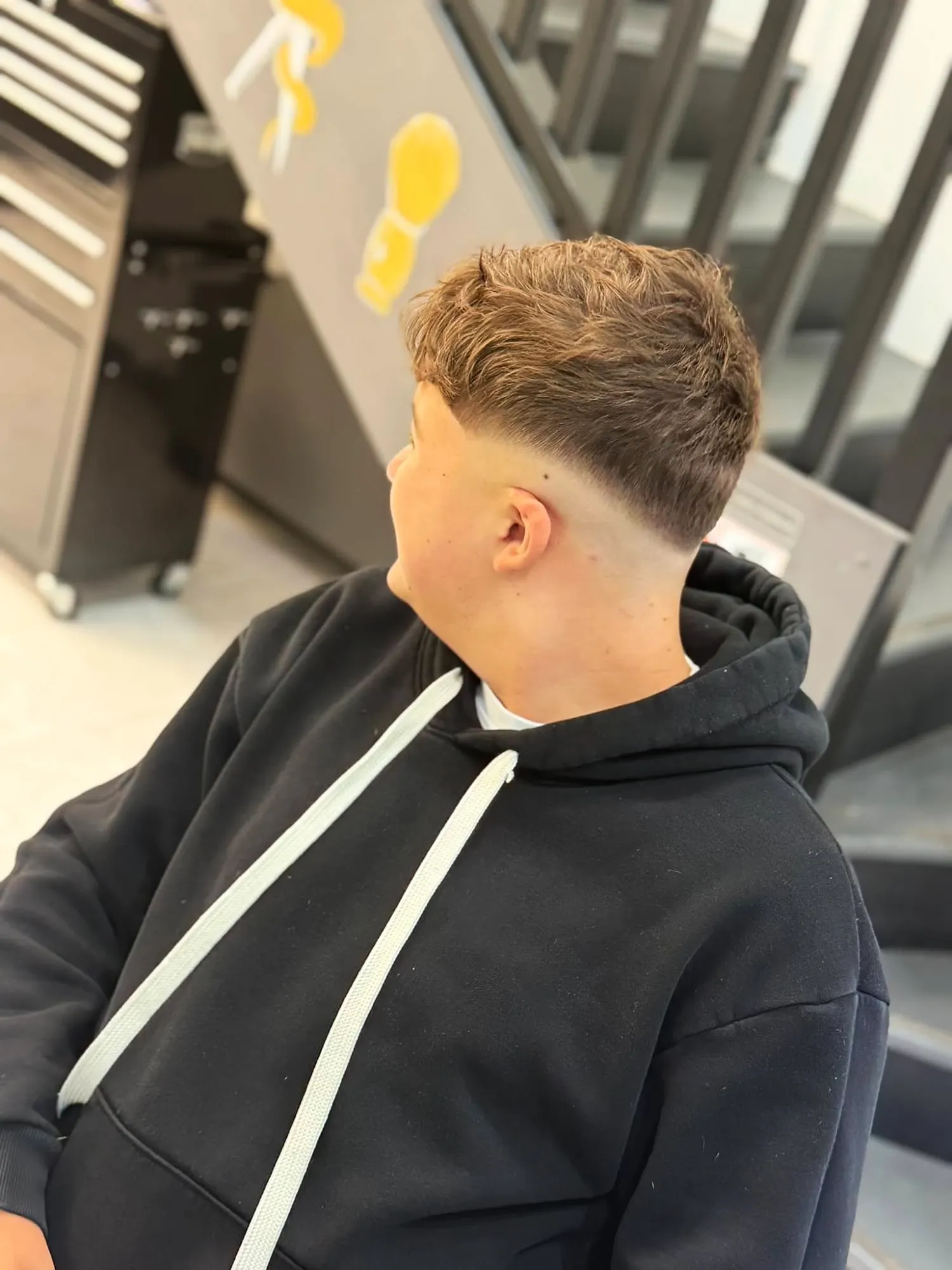 Taglio castano texturizzato con mid fade alto, barbiere MOMOBARBER a Seregno