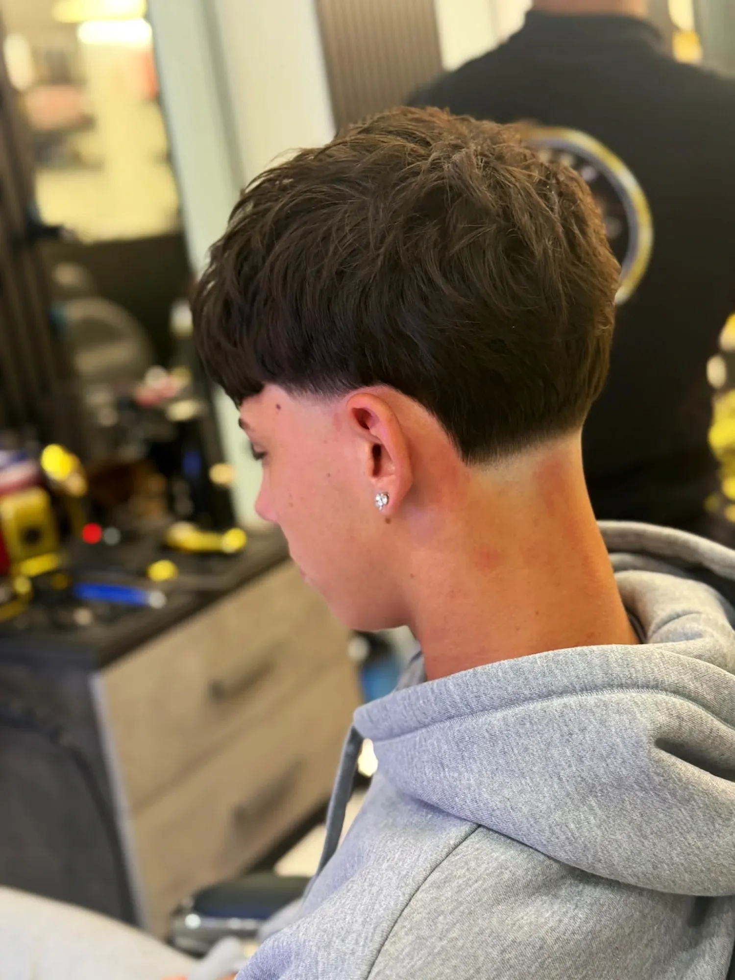 Scodella castana con taper fade alla nuca, parrucchiere uomo MOMOBARBER a Seregno